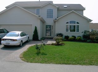 382 N Crooked Lake Ln, Lindenhurst, IL