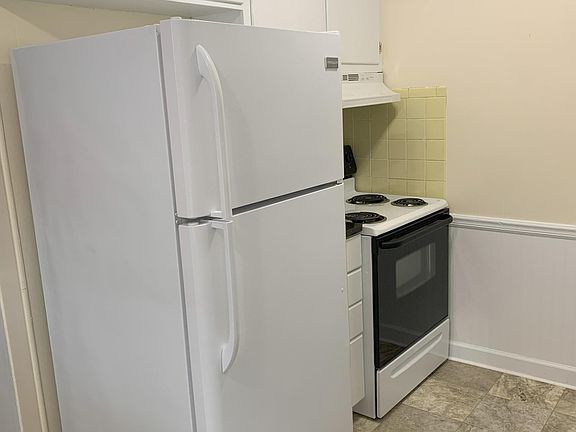 Kitchen-Refrigerator and Stove