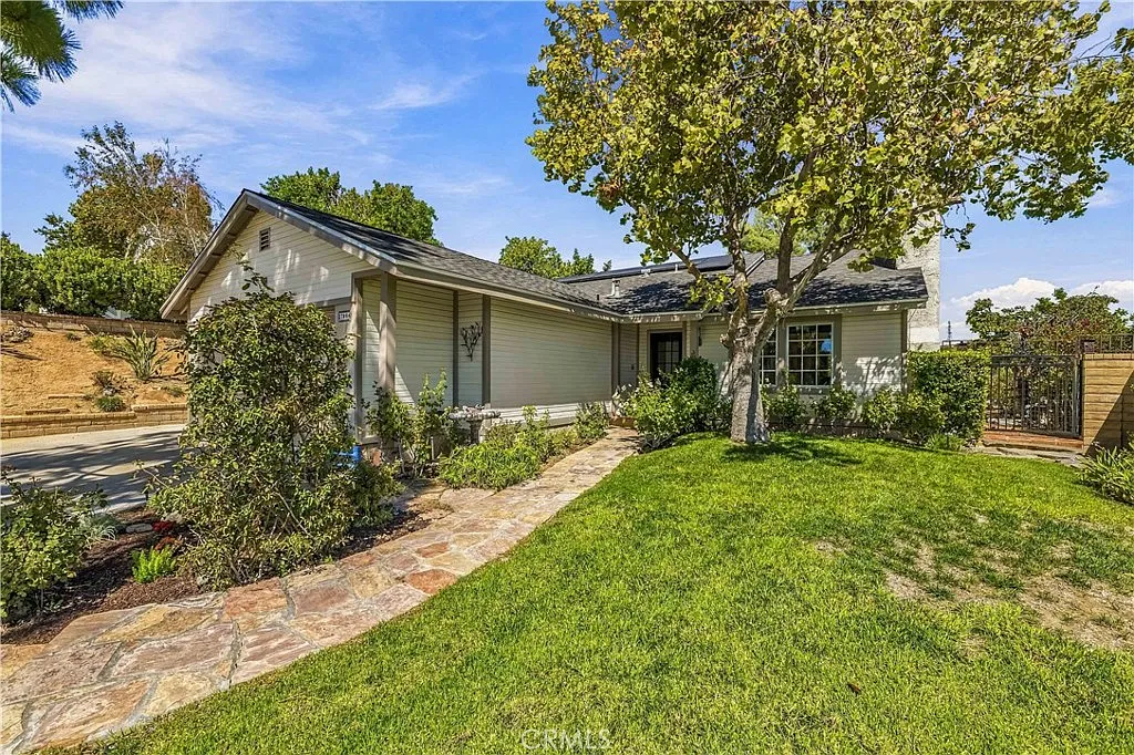 3 bed, 1256 sqft, $3,650 — Photo 3