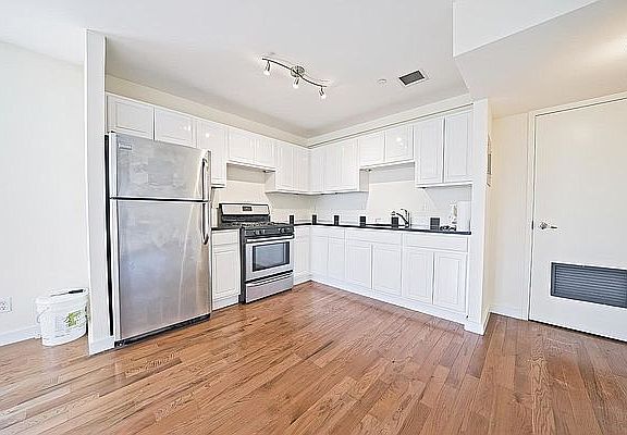 3rd image of 960 Willoughby Ave #4N