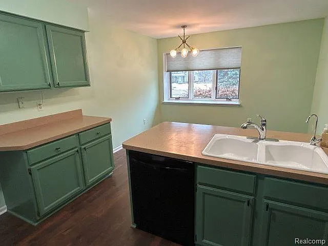 3 bed, 2.5 bath, 2790 sqft, $2,800 — Photo 3