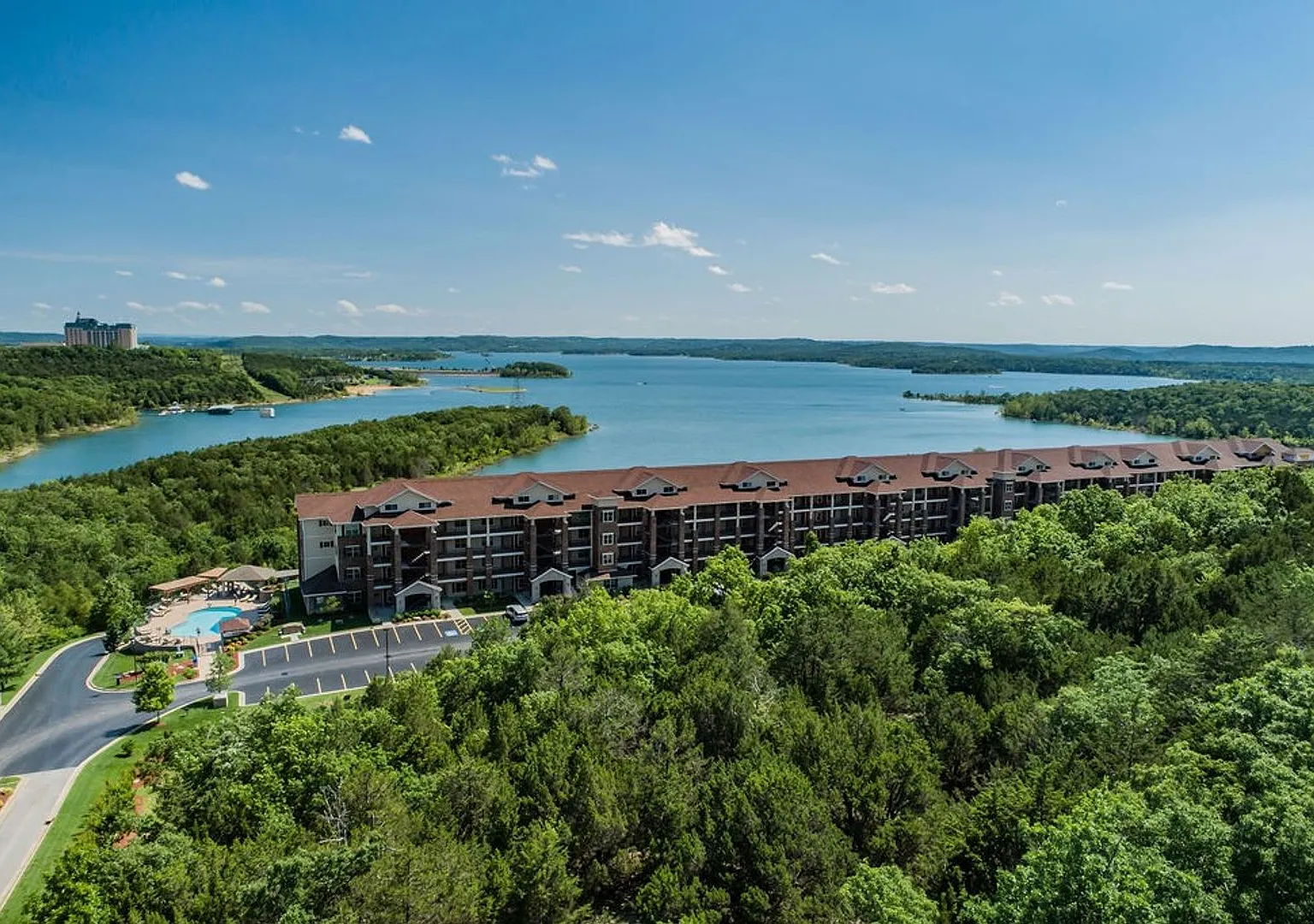 Lake-View 1 Bedroom 1 Bath Walk-In Level Lakeside Apartment Ask About Out Move In Special — Photo 1