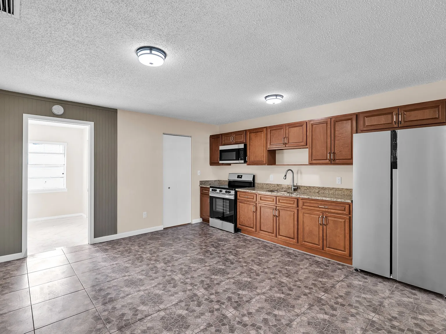 Newly Renovated 3 BDRM 1 Full Bath Unit for Rent!! — Photo 3