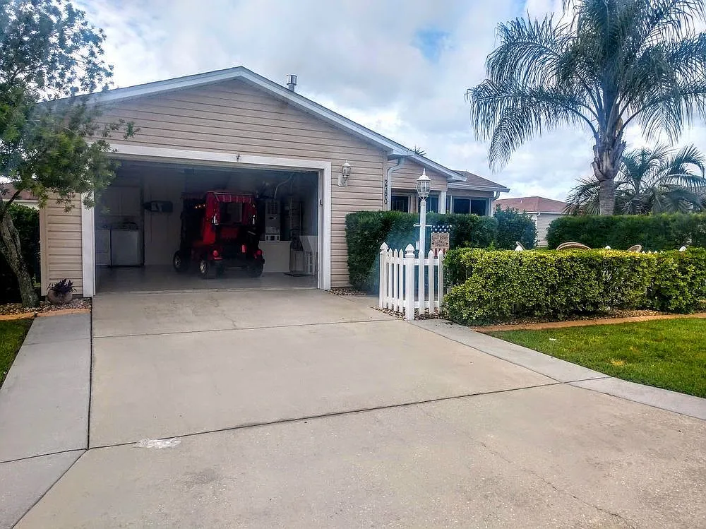 2390 Southern Oak St — Photo 2