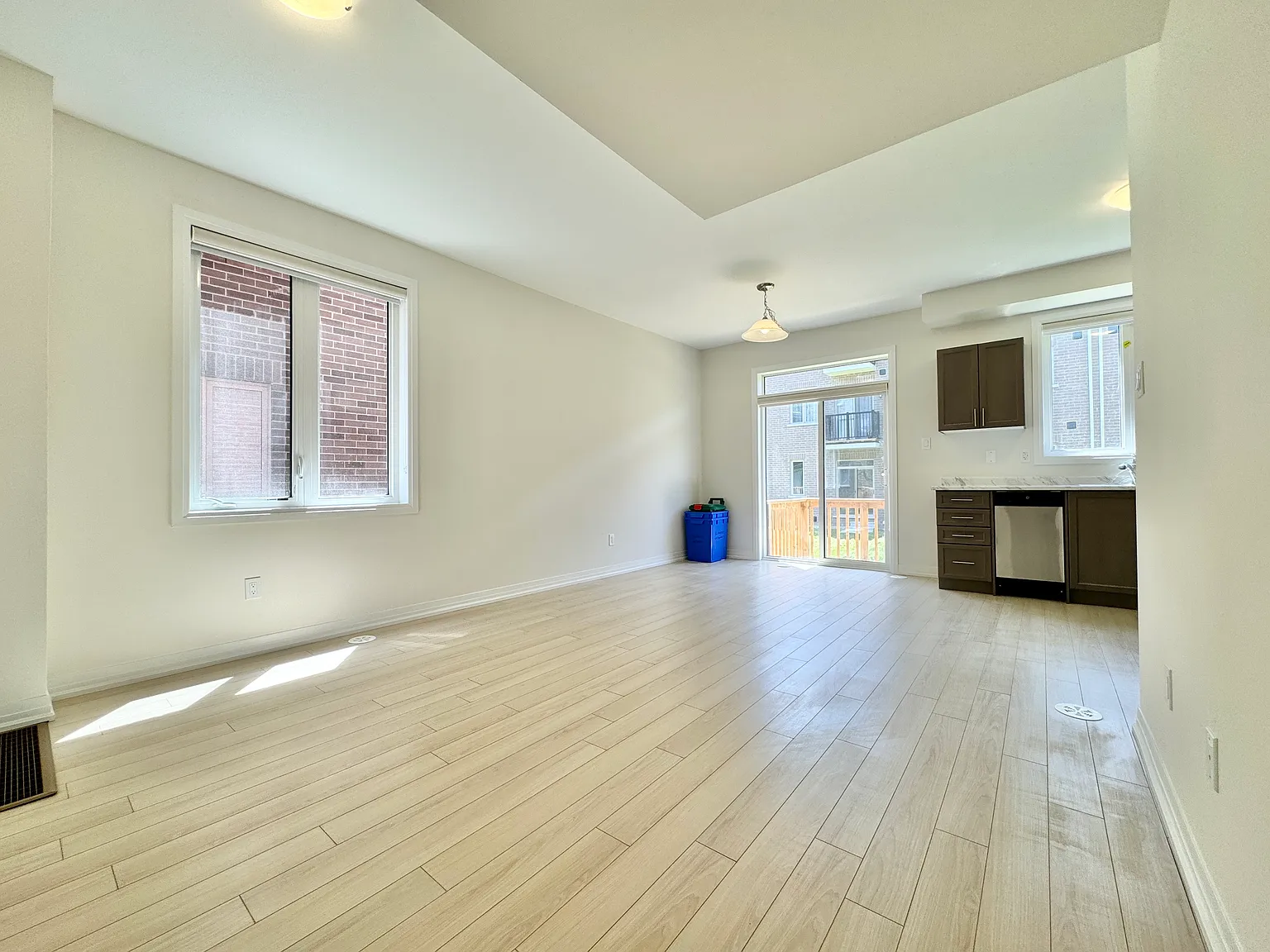 2 bed, 700 sqft, $2,000 — Photo 2