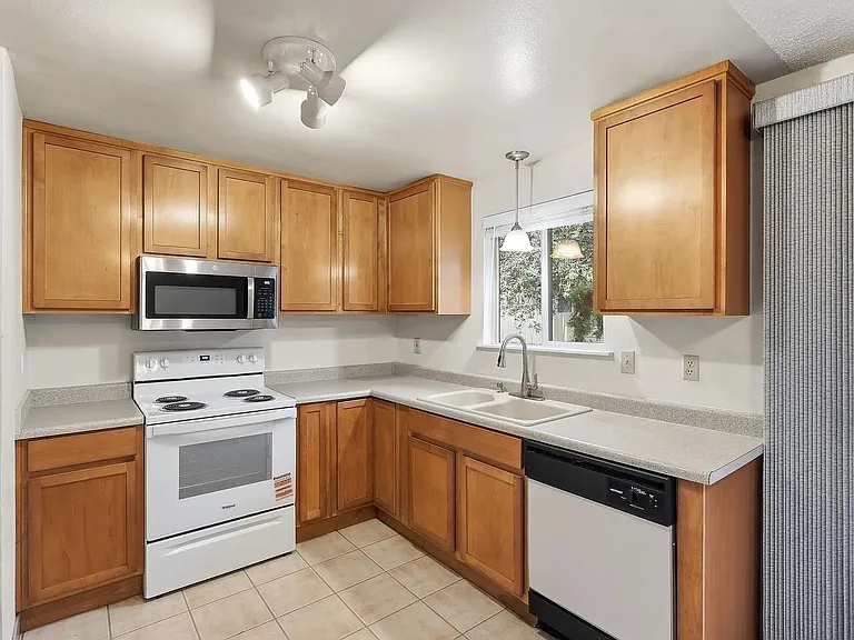 149- 1735, 1737 NE Wichita Way — Photo 28