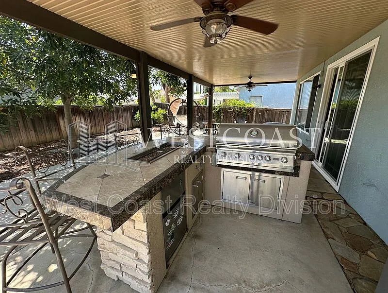 4 bed, 3.5 bath, 3369 sqft, $3,750 — Photo 3