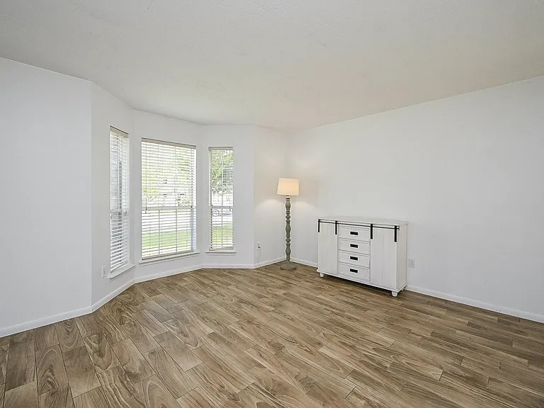 2534 Halstead Dr — Photo 10