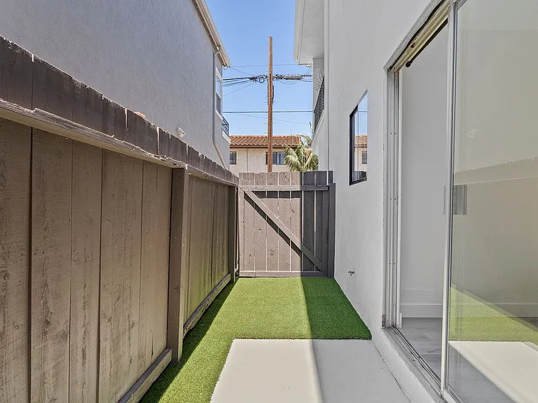 E Avenue - Coronado — Photo 57