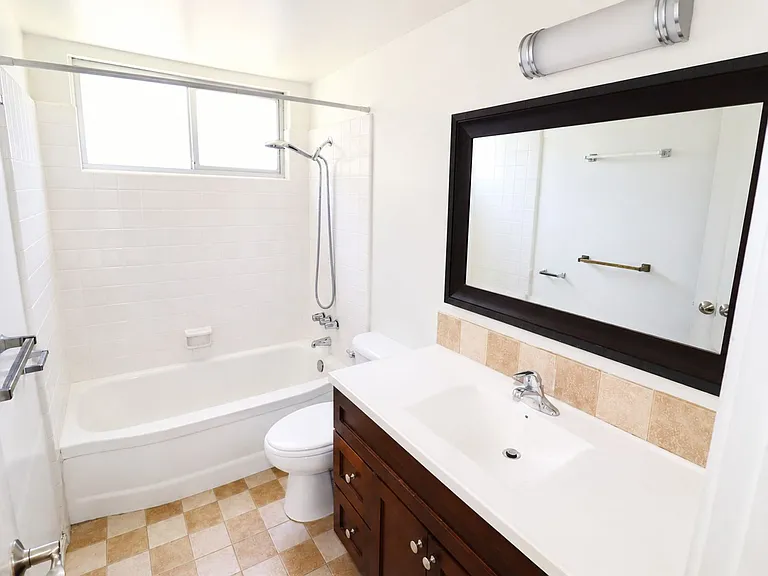 1087 N Greengrove St — Photo 10