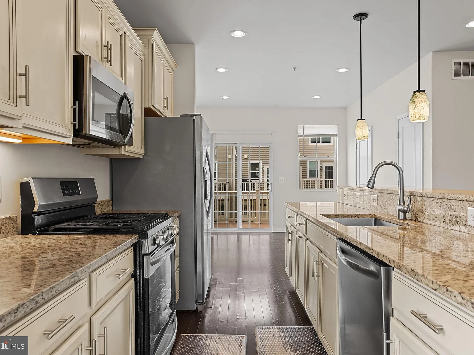 3 bed, 4.0 bath, 1616 sqft, $2,885 — Photo 3