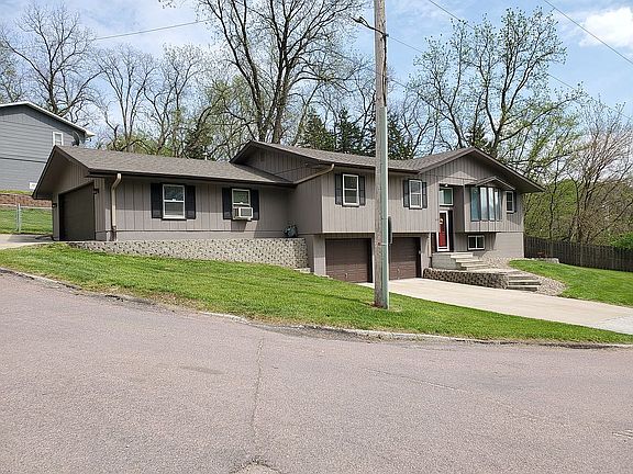 3rd image of 805 Valley Dr