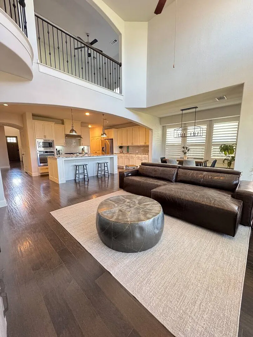 Elegant Luxury Home Ideal for Large Family Stays — Photo 1