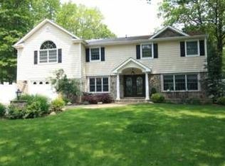 9 Arjay Ln, Commack, NY 11725