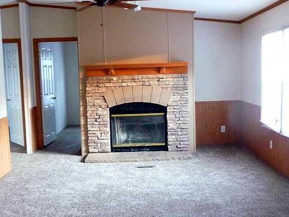 Den w/fireplace