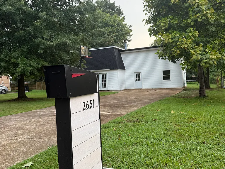 2651 Cole Dr — Photo 2