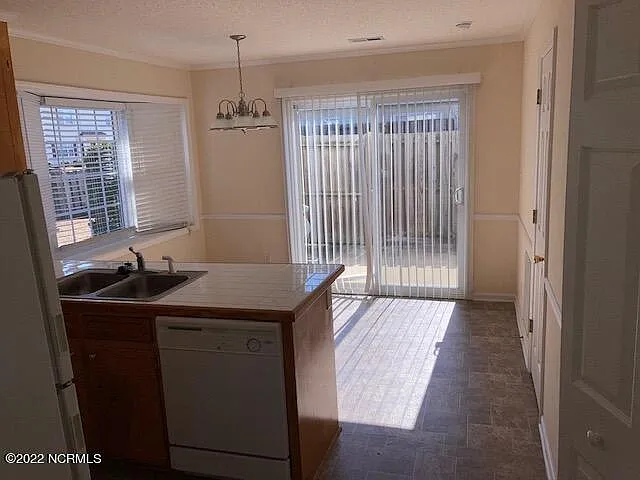 2 bed, 1.5 bath, 1043 sqft, $900 — Photo 3