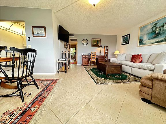 4th image of 4031 Lyndhurst J #4031