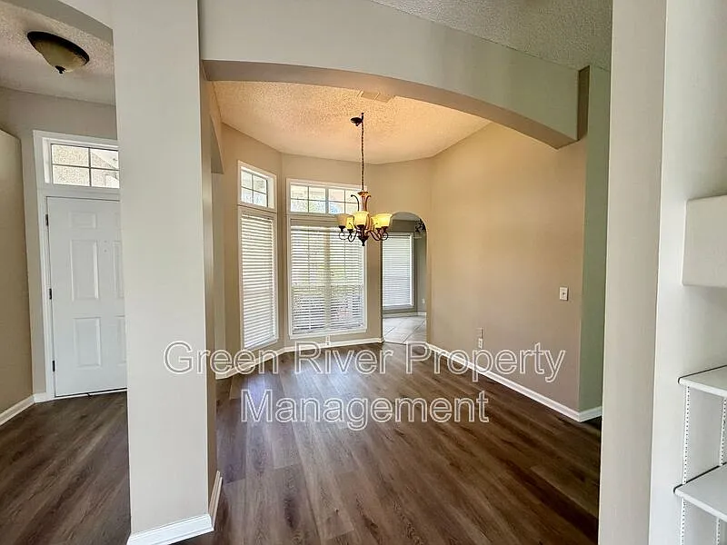 4 bed, 2.0 bath, 1898 sqft, $2,450 — Photo 3