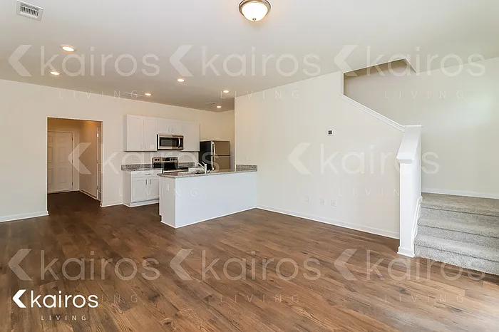 3 bed, 2.5 bath, 1304 sqft, $1,595 — Photo 2