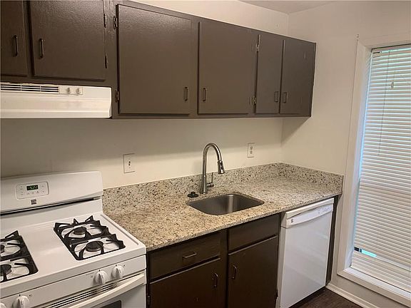 2nd image of 2704 Cumberland Ct SE