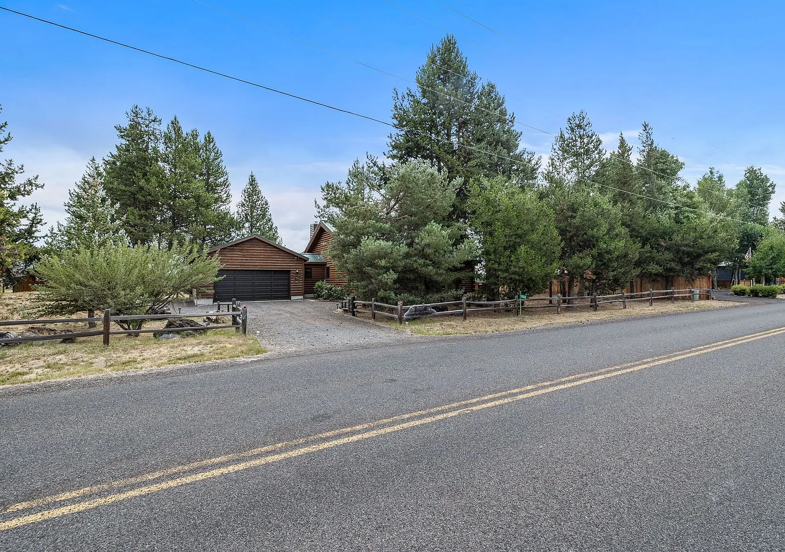 Log home on 3.57 riverfront acres with stunning view! Furnished — Photo 3