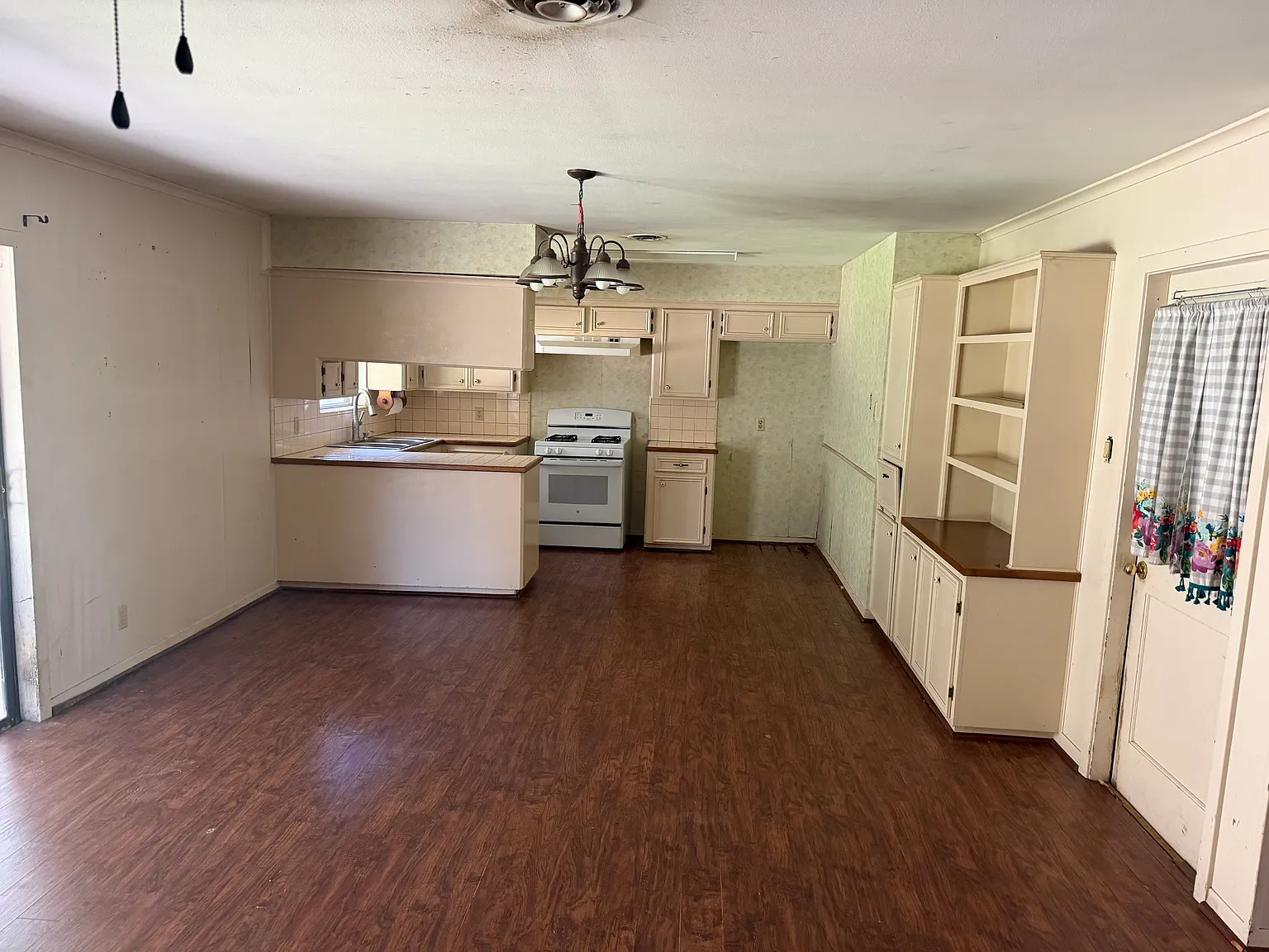 3 bed, 1.5 bath, 1435 sqft, $1,600 — Photo 2