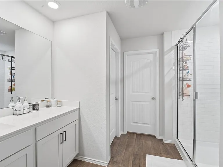 1012 Norway Dr — Photo 8