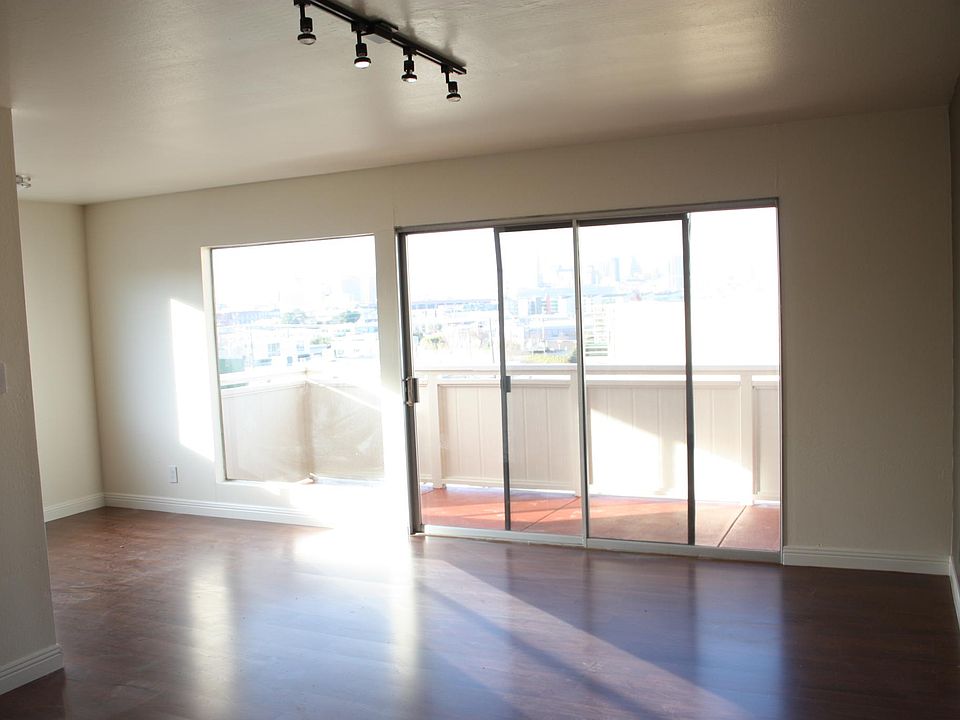 LIGHT FILLED LIVING SPACE