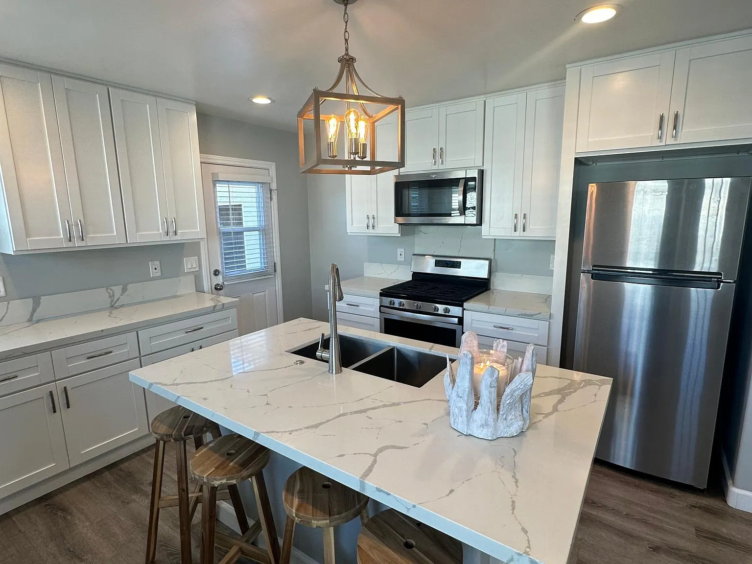 2 bed, 850 sqft, $3,100 — Photo 2