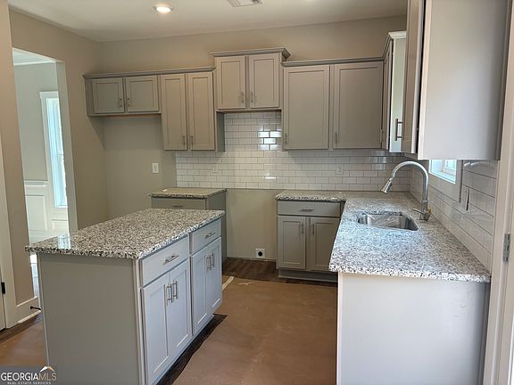 5th image of 40 Jeffrey Ln