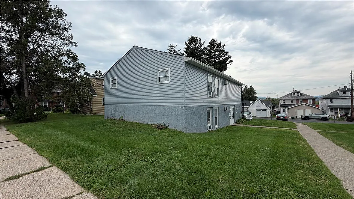 3 bed, 1.0 bath, 1500 sqft, $1,899 — Photo 3