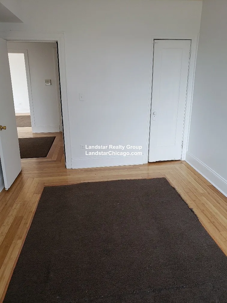 Building Photo - 6300 N Oakley Ave #3