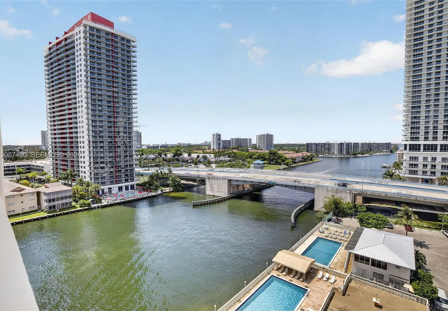 Imperial Towers Condo — Photo 4