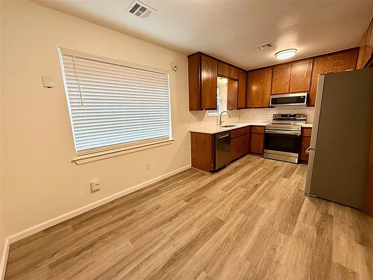 1800 Hillcrest Dr — Photo 8