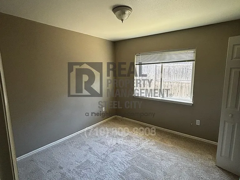 813 Ardath Ln — Photo 8