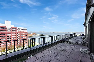 10 Bay Street Landing