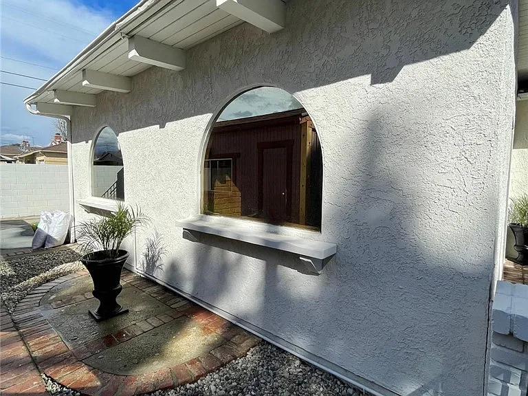 7359 Amestoy Ave — Photo 23