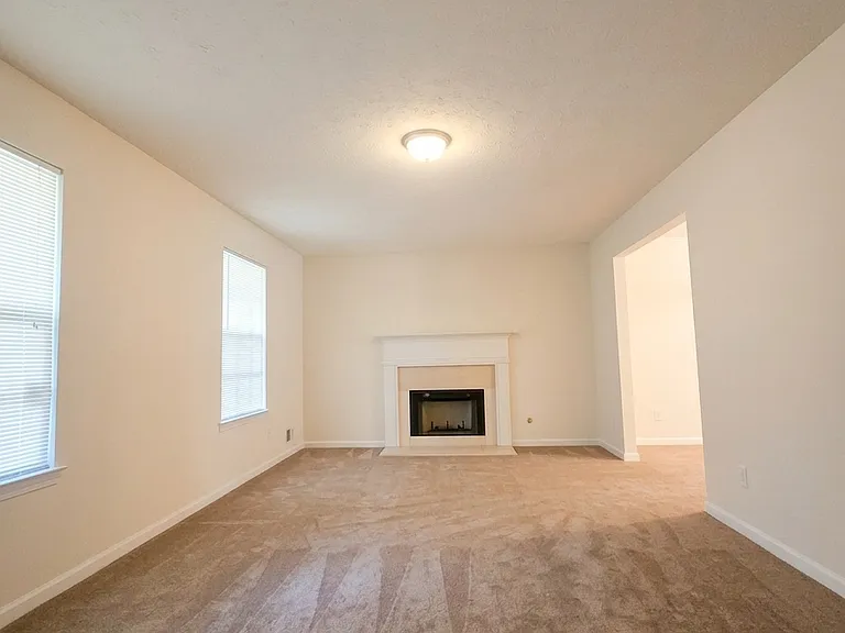 228 Solomon Dr — Photo 4
