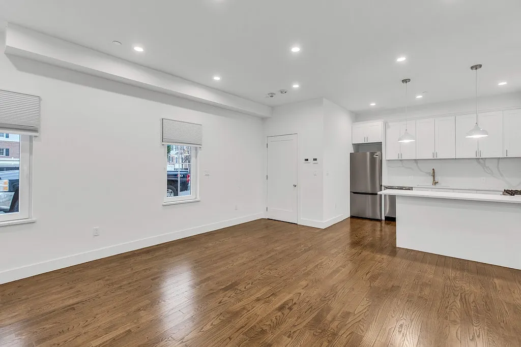 2 bed, 1015 sqft, $6,400 — Photo 4