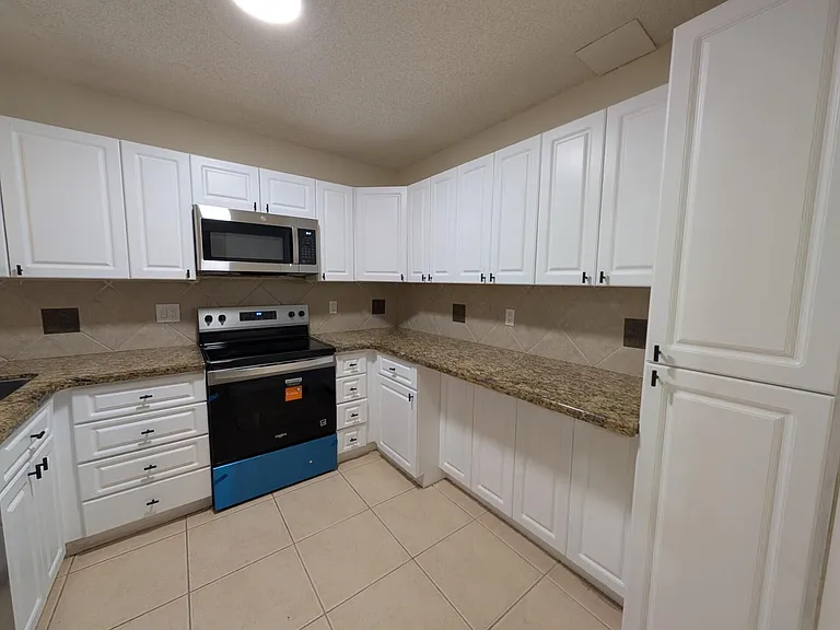 3830 Coral Tree Cir — Photo 20