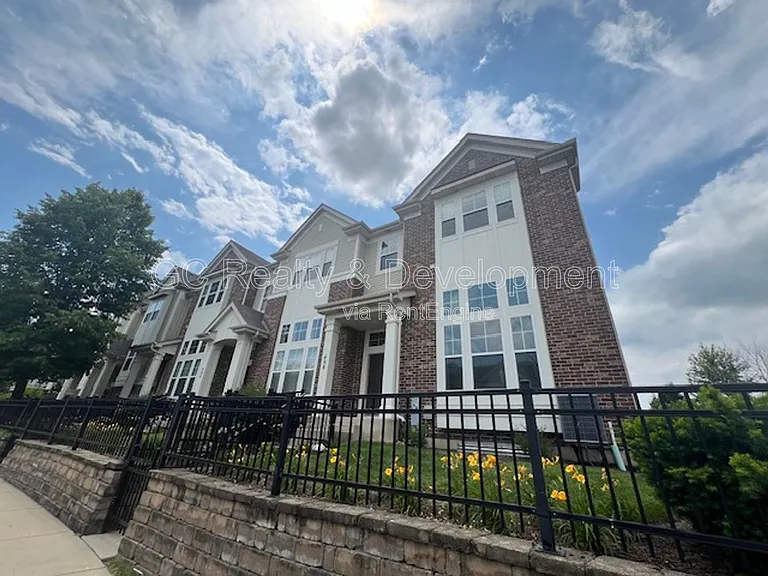 498 Grosvenor Ln — Photo 2