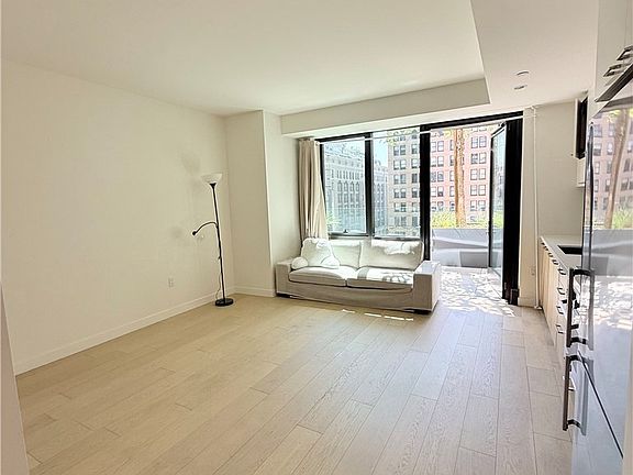 2nd image of 400 S Broadway Ave #726