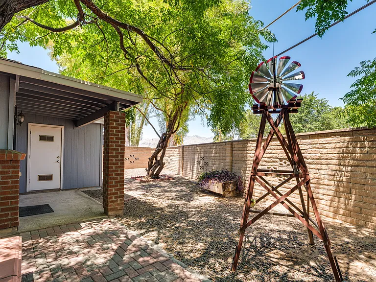 2724 N Gill Ave — Photo 10