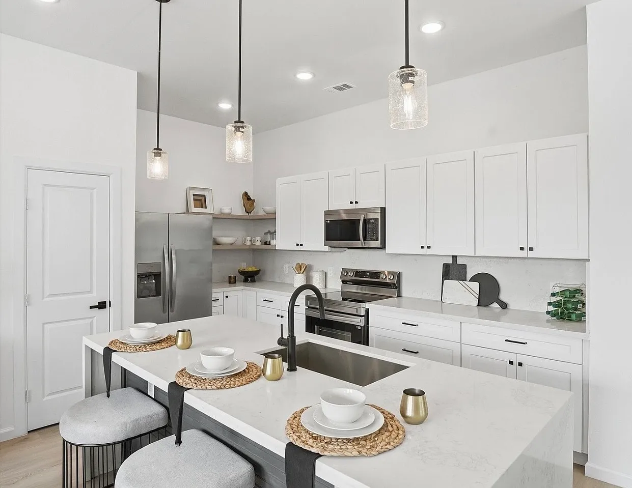 3 bed, 2.5 bath, 1668 sqft, $2,450 — Photo 3
