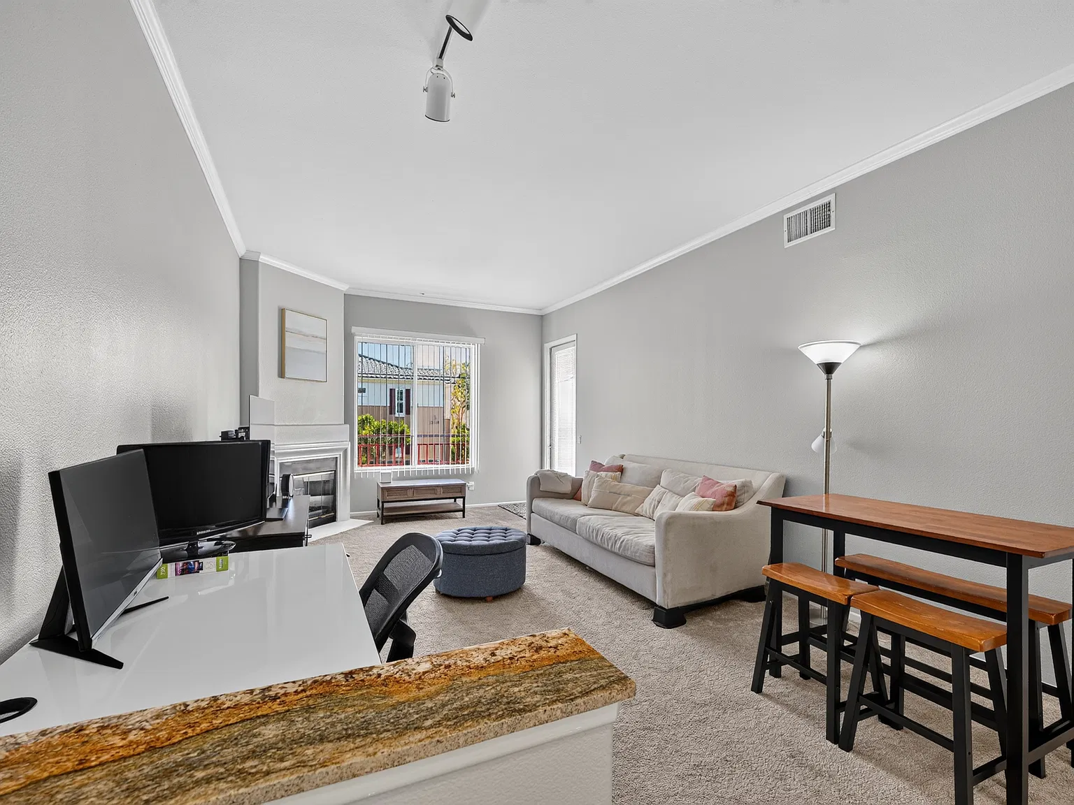 1 bed, 855 sqft, $2,700 — Photo 3