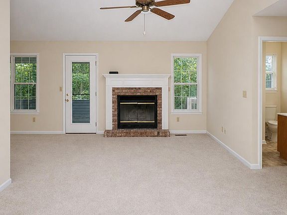 3rd image of 113 Hilton Ln