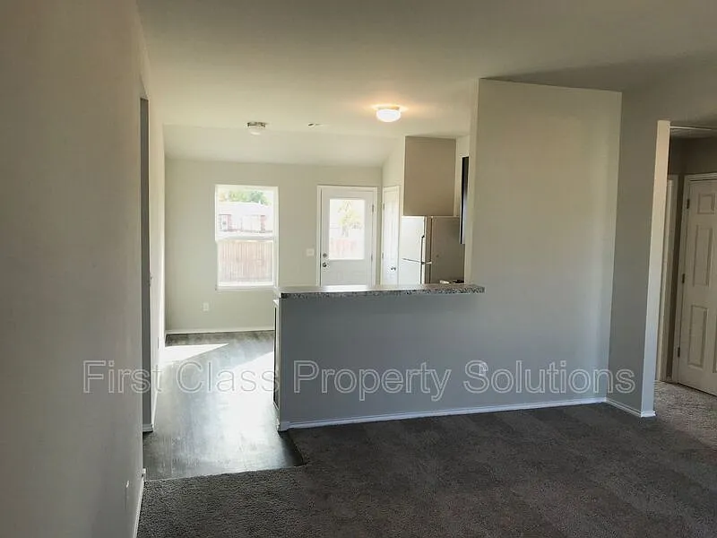 3 bed, 2.0 bath, 1179 sqft, $1,425 — Photo 2