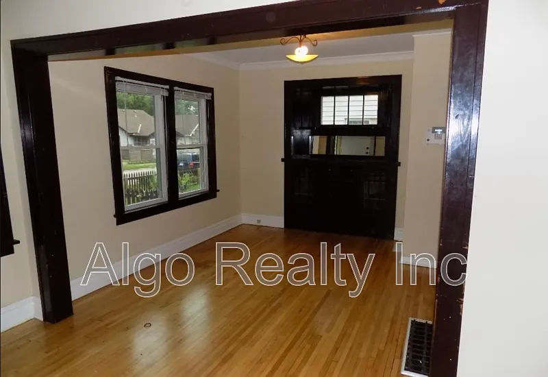 4 bed, 1.0 bath, 1305 sqft, $2,545 — Photo 2