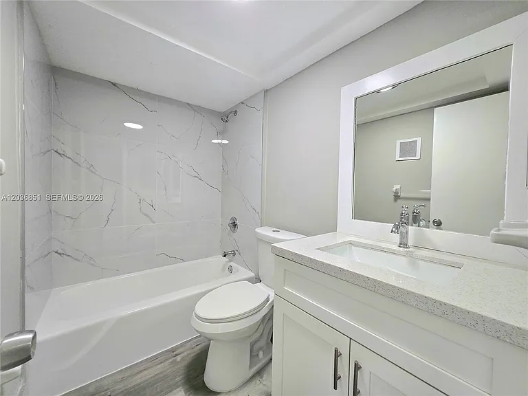 335 SW 20th St #7 — Photo 7